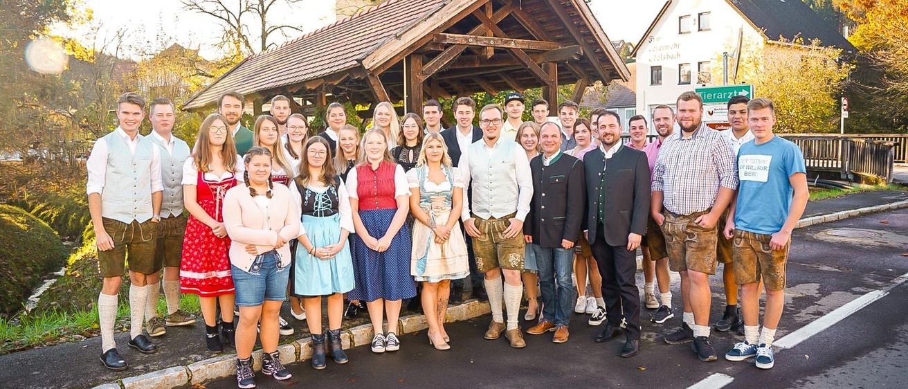 Bild enthält, Shorts, Outdoors, Shelter, People, Person, Groupshot, Pants, Skirt, Portrait, Vegetation