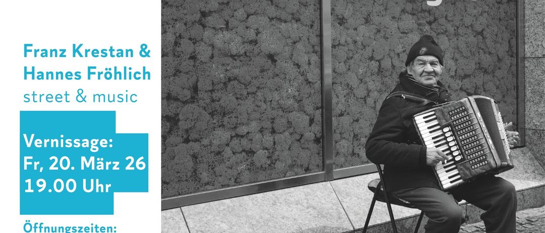 Ein älterer Mann spielt Akkordeon draußen. Das Bild zeigt ein Datumsfenster, Künstlernamen und Öffnungszeiten. Die Veranstaltung ist vom 20. März bis 29. März geplant.