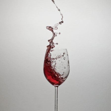 Bild enthält, Glass, Alcohol, Beverage, Liquor, Wine, Wine Glass, Red Wine