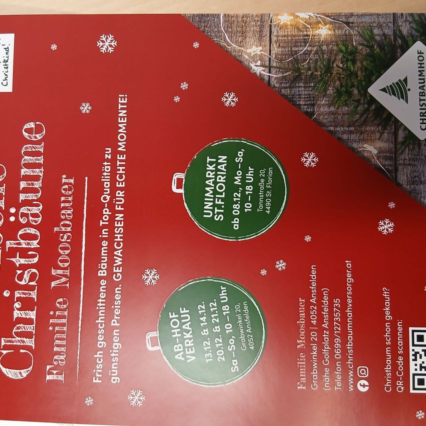 Ein rotes Poster mit Weihnachtsbaum und Schneeflocken. Es hebt Familienmomente und den Verkauf von Top-Qualitäts-Weihnachtsbäumen hervor. Zwei grüne Kreise werben für Standorte und Zeiten: St. Florian montags und mittwochs, 8:30-18, und Ab-HoF Verkauf samstags, 13:30-18. Kontaktdetails und QR-Code sind ebenfalls vorhanden.