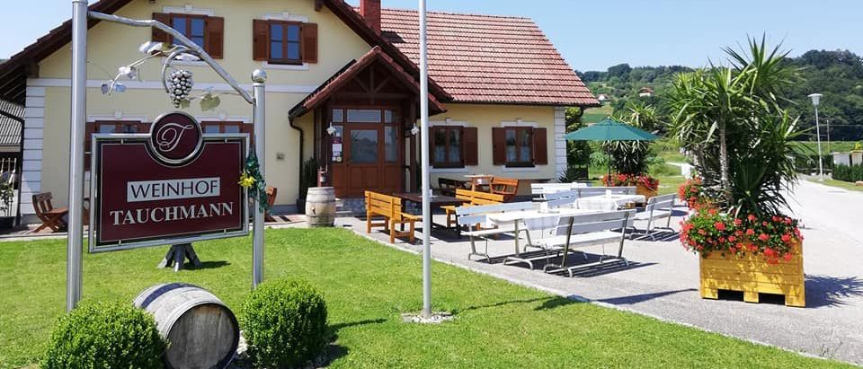 Bild enthält, Architecture, Building, Hotel, Resort, Grass, Plant, Bench, Furniture, Housing, Villa