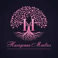Ein rosa Baum mit Herzblättern und Wurzeln bildet einen Buchstaben H auf dunklem Hintergrund. Darunter steht der Name Haargenau Marlies in Rosa geschrieben.