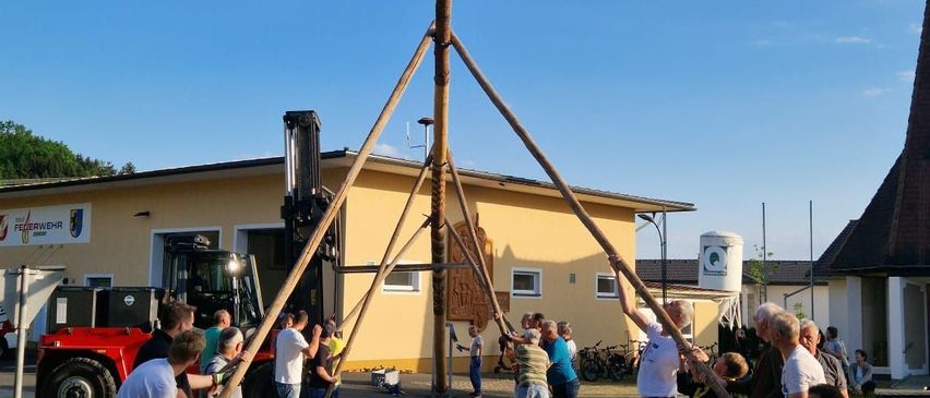 Maibaumaufstellen in Zehensdorf
