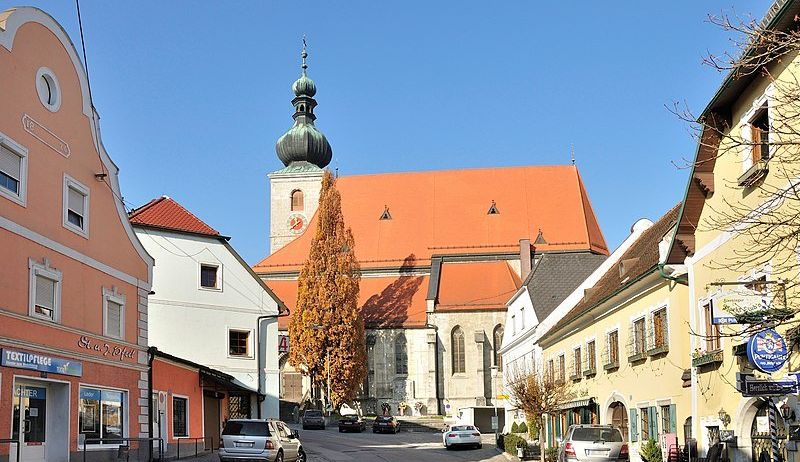 Bild enthält, City, Road, Street, Urban, Neighborhood, Building, Spire, Clock Tower, Monastery, Car