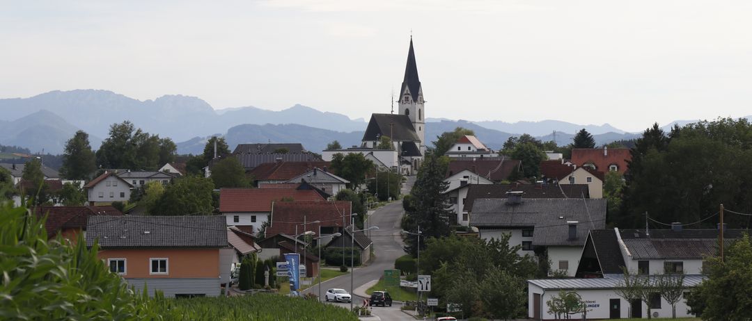 Bild enthält, Road, Spire, Neighborhood, House, Housing, Roof, Car, Outdoors, Nature, Suburb