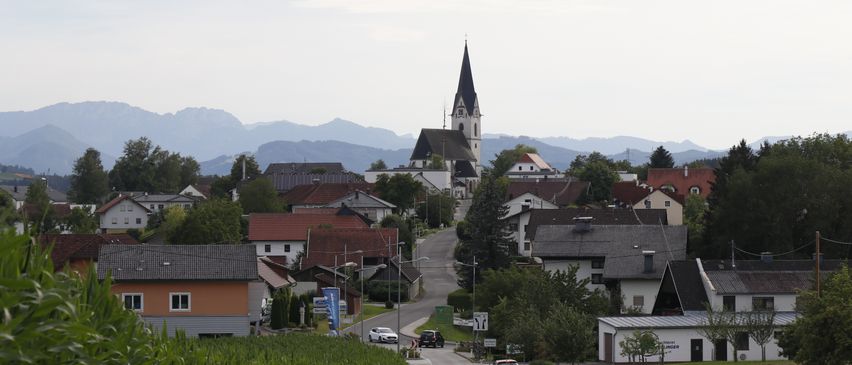 Bild enthält, Road, Spire, Neighborhood, House, Housing, Roof, Car, Outdoors, Nature, Suburb