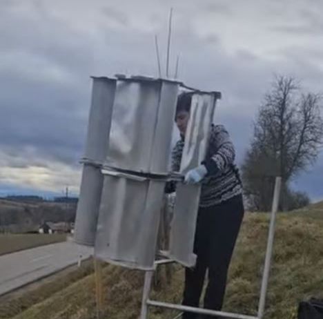 Bild enthält, Field, Outdoors, Nature, Vandalism, Adult, Female, Person, Woman, Package, Face