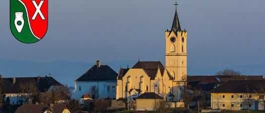 Bild enthält, Neighborhood, Clock Tower, Tower, Spire, Cathedral, Bell Tower, Outdoors, Nature