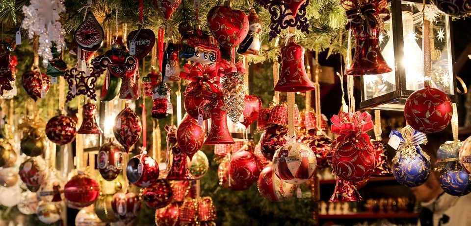 Bild enthält, Christmas, Christmas Decorations, Festival, Adult, Bride, Female, Person, Woman, Balloon, Christmas Tree