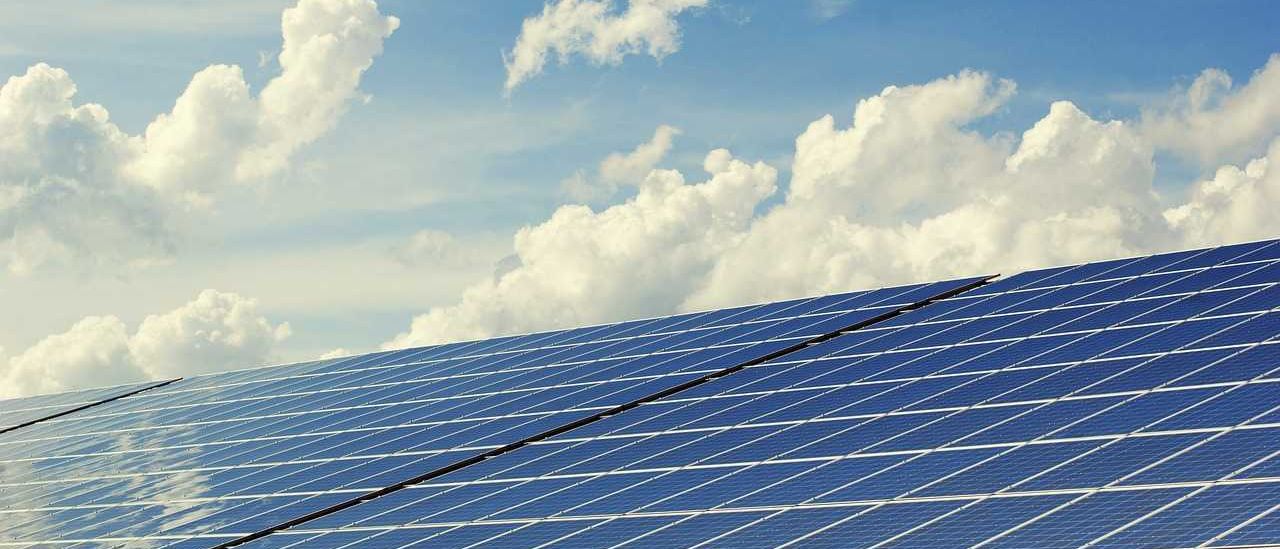 Bild enthält, Electrical Device, Solar Panels, Outdoors