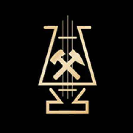Ein goldenes Logo mit einer dreieckigen Form, das zwei gekreuzte Hämmer und einen Musiknote in der Mitte auf schwarzem Hintergrund enthält.
