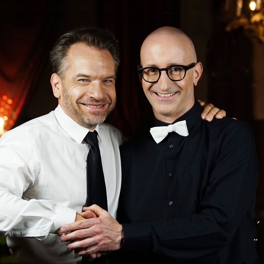 Bild enthält, Shirt, Finger, Person, Smile, Adult, Male, Man, Formal Wear, Suit, Glasses