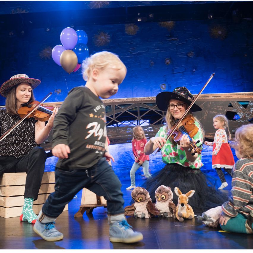 Bild enthält, Stage, Adult, Female, Person, Woman, Boy, Child, Male, Shoe, Glasses