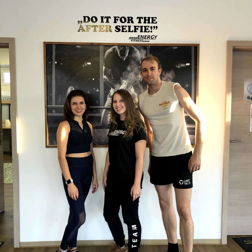 Bild enthält, Groupshot, Person, Shorts, Female, Girl, Teen, Adult, Male, Man, Face