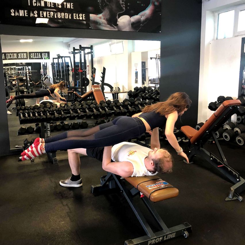 Bild enthält, Fitness, Pilates, Working Out, Adult, Female, Person, Woman, Male, Man, Face