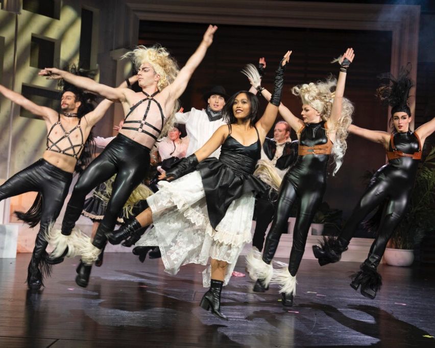 Bild enthält, Adult, Female, Person, Woman, Group Performance, Dancing, Footwear, Shoe, Glove, Face