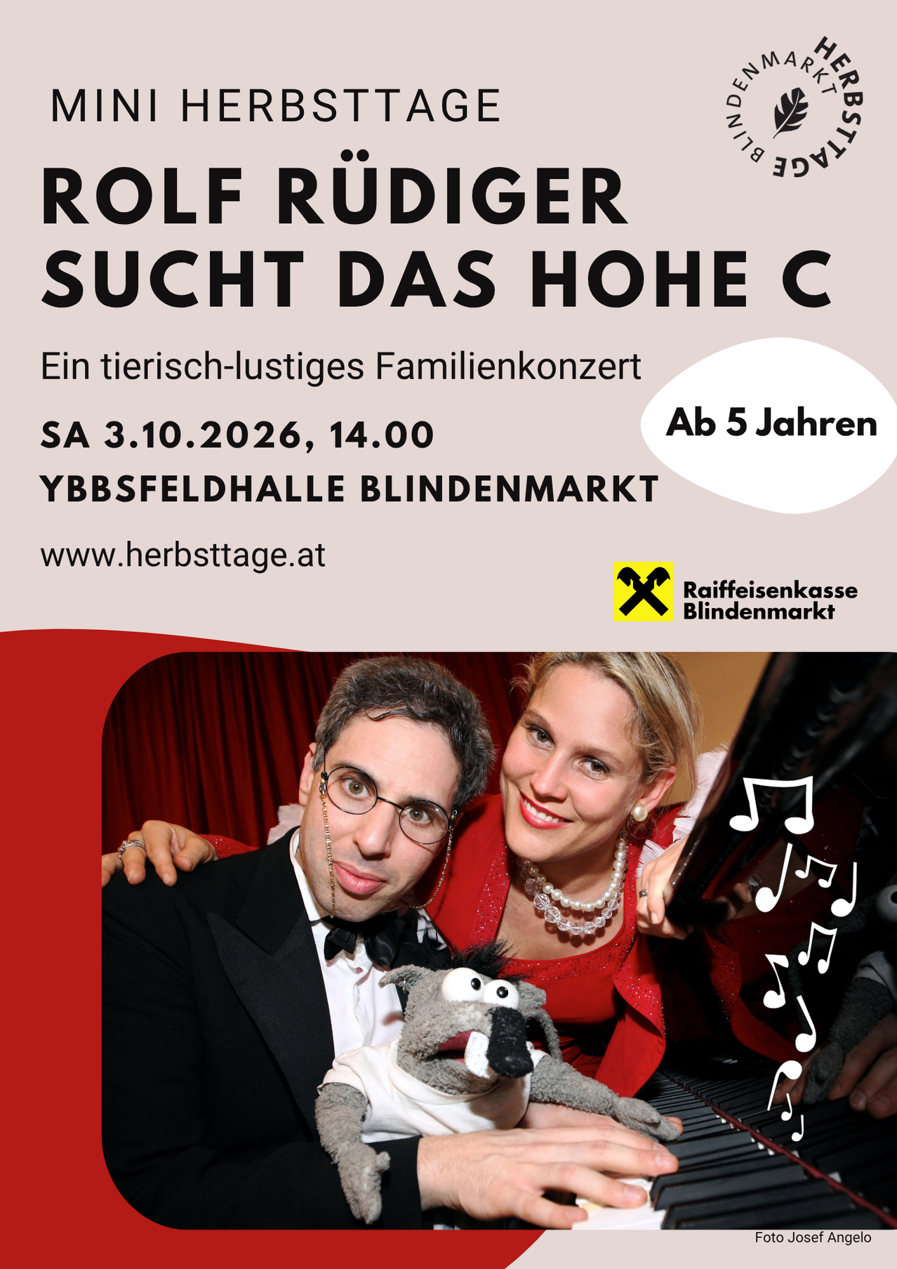 Plakat für ein Familienkonzert mit Rolf Rudiger, mit einem Mann und einer Frau in formeller Kleidung und einer Puppe, vor einem roten Vorhang und Klavier. Das Event ist für den 3. Oktober 2026 um 14:00 Uhr in der Ybbsfeldhalle Blindenmarkt geplant.