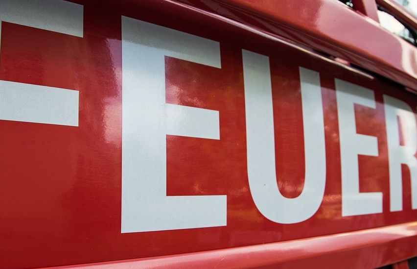 Bild enthält, Logo, Bus, Transportation, Vehicle, Symbol, Fire Truck, Truck, Text