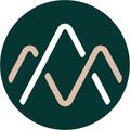 Ein grünes kreisförmiges Logo mit einem stilisierten Bergketten-Design in Weiß, Beige und einem dunkleren Grünton. Die Berggipfel sind scharf und kantig.
