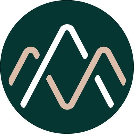 Ein grünes kreisförmiges Logo mit einem stilisierten Bergketten-Design in Weiß, Beige und einem dunkleren Grünton. Die Berggipfel sind scharf und kantig.