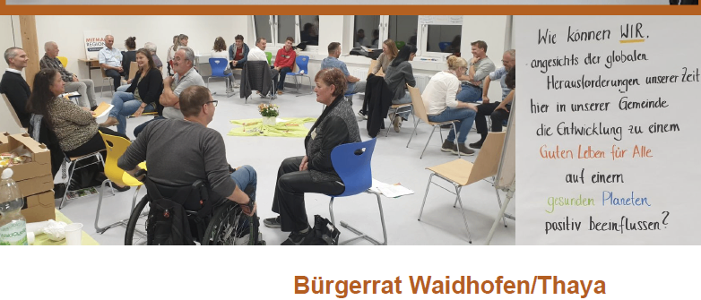 Zwei Bilder zeigen Gruppen von Menschen, die im Kreis sitzen. Das erste Bild hat einen orangefarbenen Rand. Das zweite Bild hat eine Tafel mit deutschem Text. Das Bild hat auch ein Schild an der Wand, das 'Bürgerrat Waidhofen/Thaya' sagt.