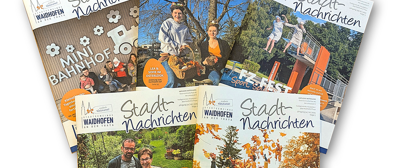 Sechs Zeitschriften auf schwarzem Hintergrund, jeweils mit dem Titel 'Stadtnachrichten'. Eine zeigt eine Frau mit einem Korb, eine andere ein Familienbild im Garten. Die anderen zeigen verschiedene Szenen, darunter ein Pool, eine Gruppe von Menschen und ein Familienfoto.