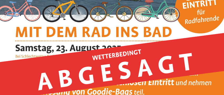 Ein Werbeplakat für ein Freizeitzentrum, das am Samstag, den 23. August, kostenlosen Eintritt für Radfahrer anbietet. Es zeigt Fahrräder, einen Pool und eine Wasserrutsche.