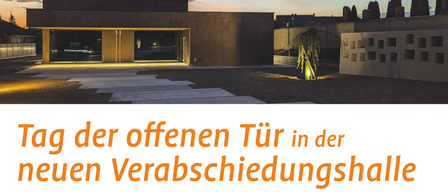 Das Bild zeigt eine moderne Trauerhalle mit einem Sonnenuntergang im Hintergrund. Der Text lautet 'Tag der offenen Tür in der neuen Verabschiedungshalle' mit Datum und Uhrzeit für eine Veranstaltung zum Tag der offenen Tür.