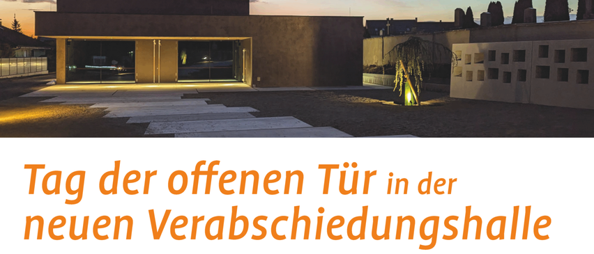 Das Bild zeigt eine moderne Trauerhalle mit einem Sonnenuntergang im Hintergrund. Der Text lautet 'Tag der offenen Tür in der neuen Verabschiedungshalle' mit Datum und Uhrzeit für eine Veranstaltung zum Tag der offenen Tür.