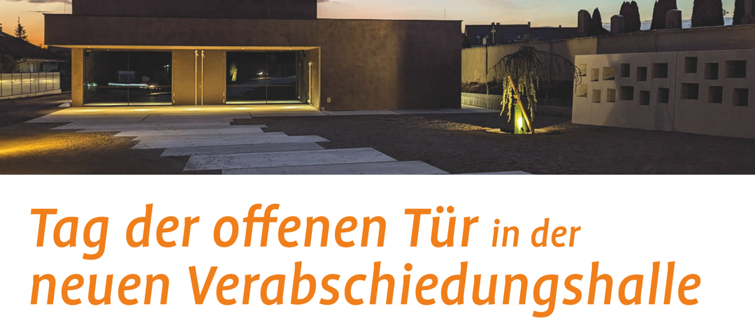 Das Bild zeigt eine moderne Trauerhalle mit einem Sonnenuntergang im Hintergrund. Der Text lautet 'Tag der offenen Tür in der neuen Verabschiedungshalle' mit Datum und Uhrzeit für eine Veranstaltung zum Tag der offenen Tür.
