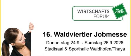 Eine Frau zeigt auf ein Plakat für ein Job-Forum, das Datum und Ort angibt. Das Plakat enthält auch einen QR-Code und eine Website für weitere Informationen.