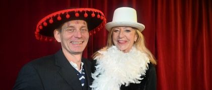 Bild enthält, Hat, Person, Photography, Portrait, Adult, Female, Woman, Blazer, Coat, Suit