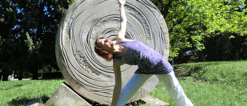 Bild enthält, Person, Fitness, Sport, Warrior Yoga Pose, Working Out, Yoga, Triangle Yoga Pose, Face, Head