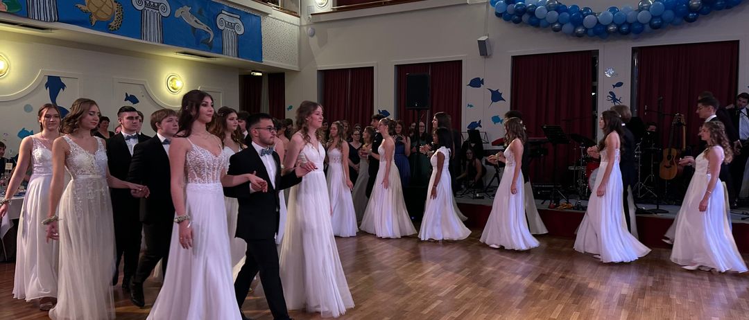 Bild enthält, Dress, Formal Wear, Adult, Bride, Female, Person, Woman, Gown, Suit, Dancing