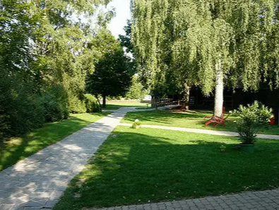 Bild enthält, Grass, Nature, Outdoors, Park, Housing, Aerial View, House, Backyard, Driveway, Garden
