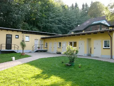 Bild enthält, Architecture, Building, Hotel, House, Housing, Villa, Outdoors, Grass, Plant