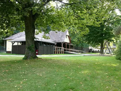 Bild enthält, Grass, Backyard, Nature, Outdoors, Shelter, Park, Lawn, Sycamore, Tree, Housing