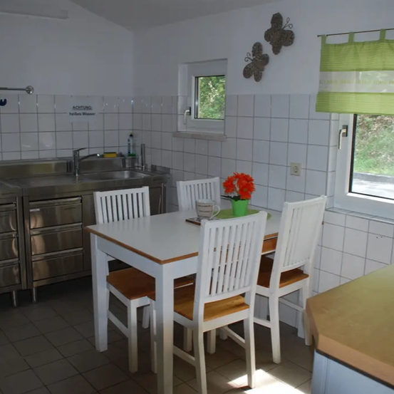 Bild enthält, Indoors, Interior Design, Kitchen, Home Decor, Chair, Furniture, Dining Table, Table, Cup