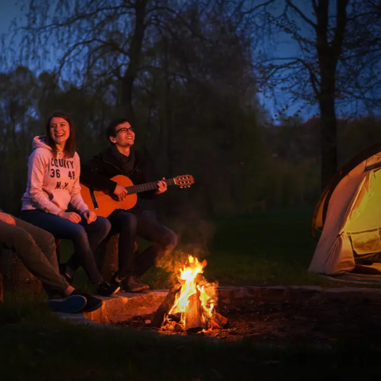 Bild enthält, Bonfire, Camping, Outdoors, Guitar, Guitarist, Person, Tent, Female, Girl, Teen
