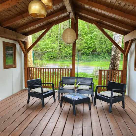 Bild enthält, Indoors, Interior Design, Nature, Outdoors, Scenery, Hardwood, Stained Wood, Wood, Bench, Chair