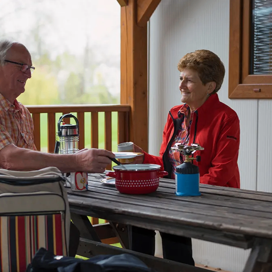 Bild enthält, Adult, Male, Man, Person, Boy, Teen, Conversation, Face, Head, Romantic