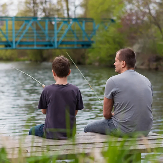 Bild enthält, Water, Waterfront, Fishing, Outdoors, Adult, Male, Man, Person, Boy, Child