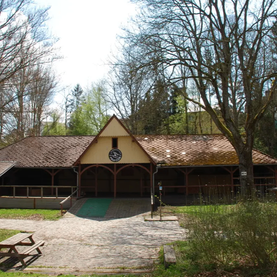 Bild enthält, Outdoors, Shelter, Cottage, House, Housing, Grass, Nature, Tree, Vegetation, Bench