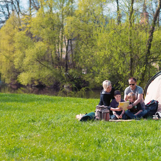 Bild enthält, Outdoors, Shelter, Camping, Tent, Grass, Person, Adult, Female, Woman, Nature