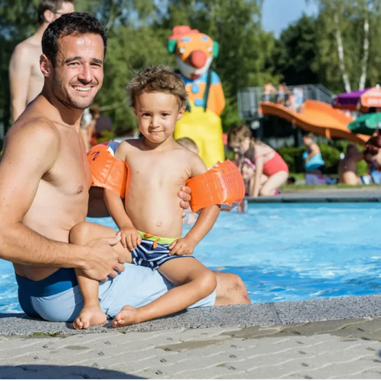 Bild enthält, People, Person, Adult, Male, Man, Pool, Swimming Pool, Water, Boy, Child