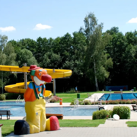 Bild enthält, Grass, Outdoors, Park, Plant, Bench, Furniture, Person, Water, Play Area, Scenery