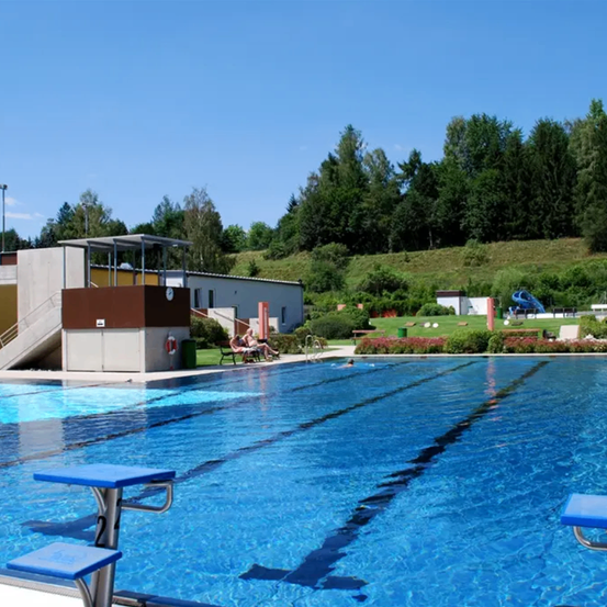 Bild enthält, Pool, Water, Swimming Pool, Outdoors, Villa, Aerial View, Person, Hotel, Resort, Scenery