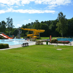 Bild enthält, Grass, Outdoors, Park, Bench, Scenery, Water, Hotel, Pool, Swimming Pool, Person