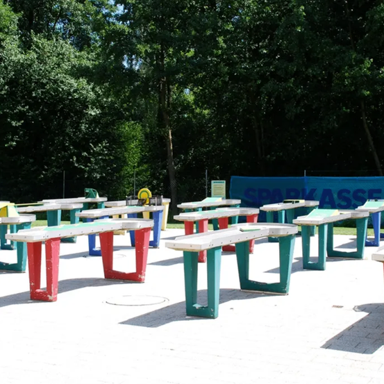 Bild enthält, Play Area, Outdoors, Outdoor Play Area, Bench, Furniture