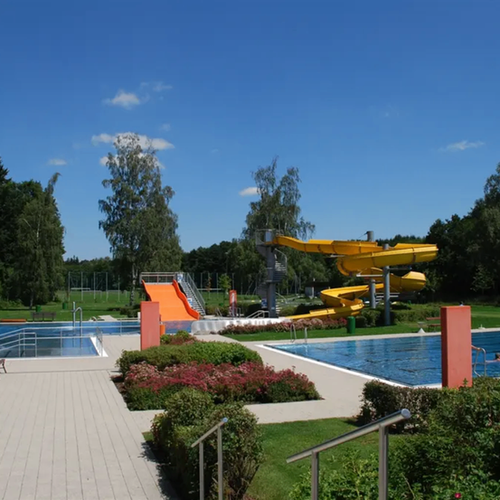 Bild enthält, Nature, Outdoors, Scenery, Pool, Water, Swimming Pool, Person, Airplane, Vehicle, Aerial View